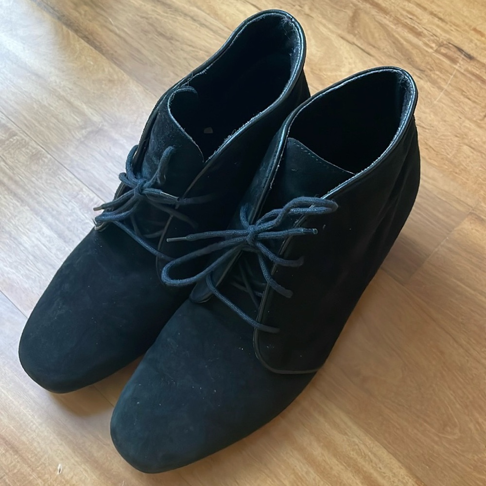 Munro black suede booties MUNRO classic BLACK SUEDE tie-up boots